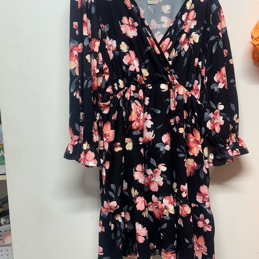 NWT haptias Floral  Dress with Ruffle Sleeves